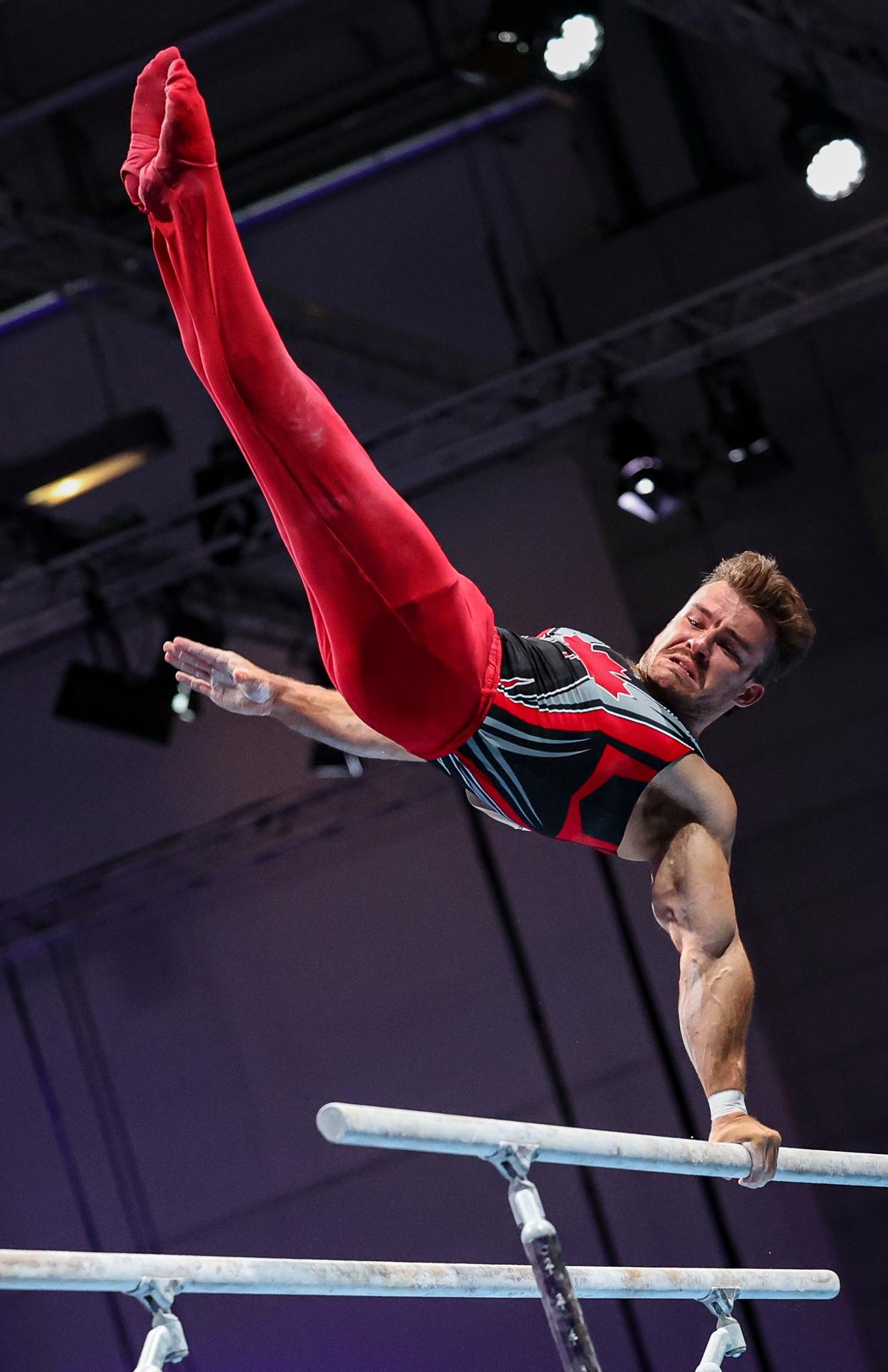 体操选手刷新世界纪录,震撼全场 体操选手刷新世界纪录,震撼全场