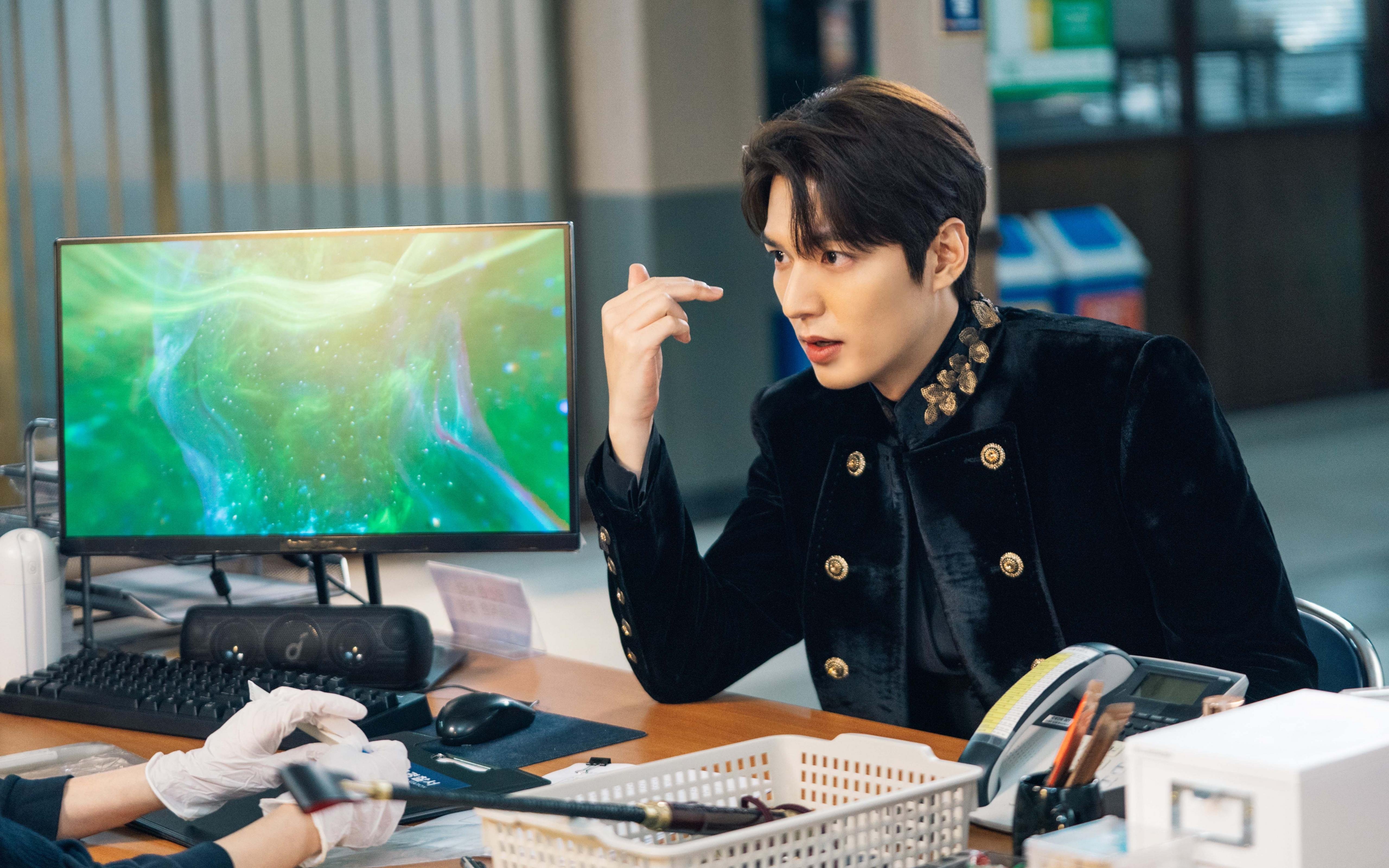 稳定输出如系统，狂胜风暴似神迹，足球世界里的两种非典型卓越